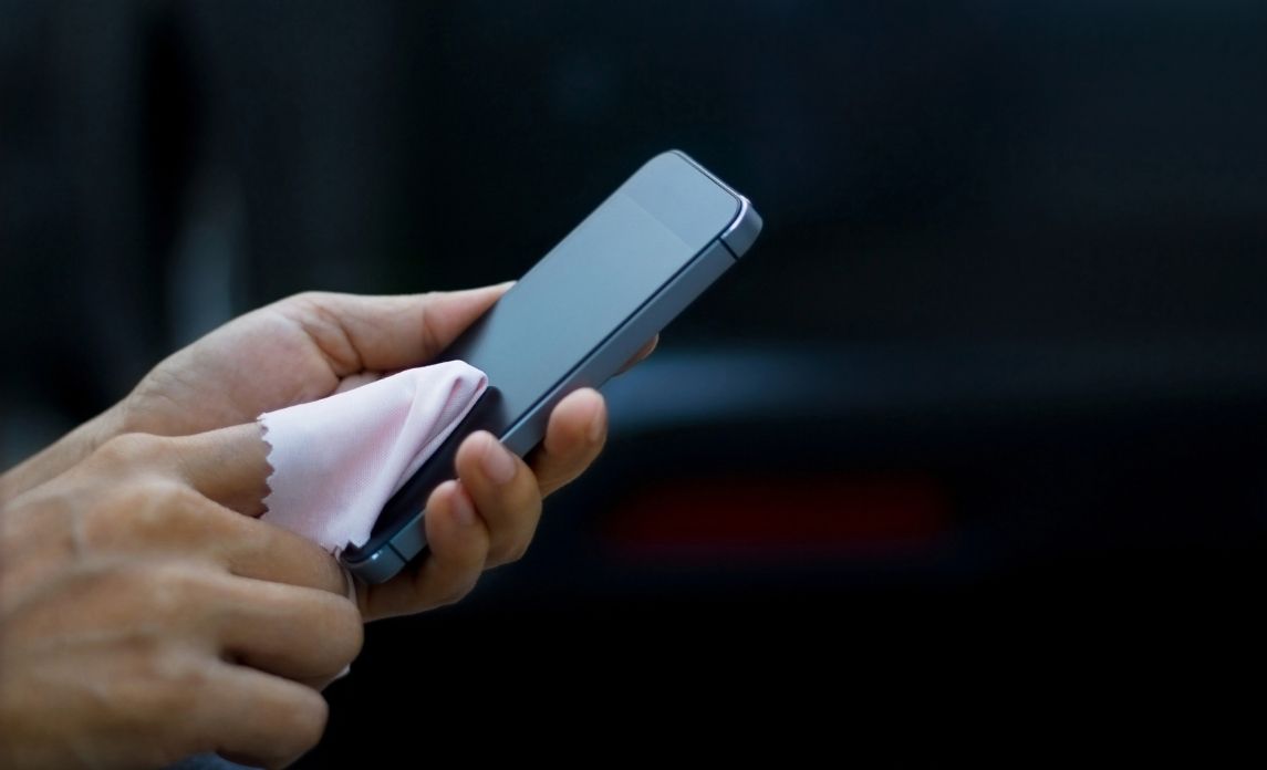 Cleaning mobile phone screen